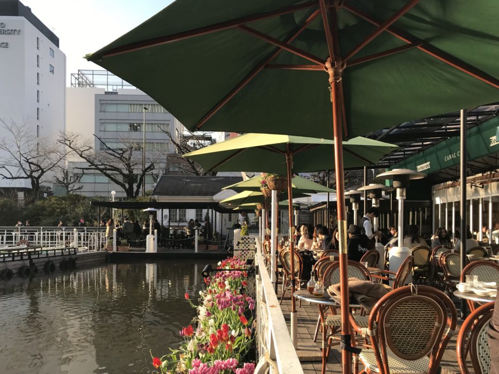 飯田橋駅近く 神楽坂 水辺でゆったりカフェタイム カナルカフェ（CANAL CAFE） | カエルとき